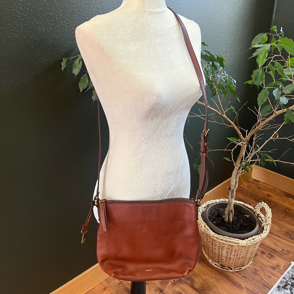 Elegant Brown Leather Fossil Crossbody Bag